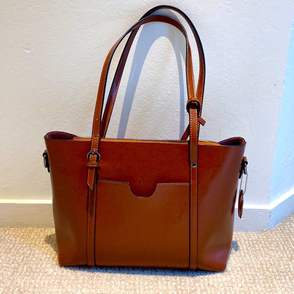 Leather shoulder bag with detachable mini bag.